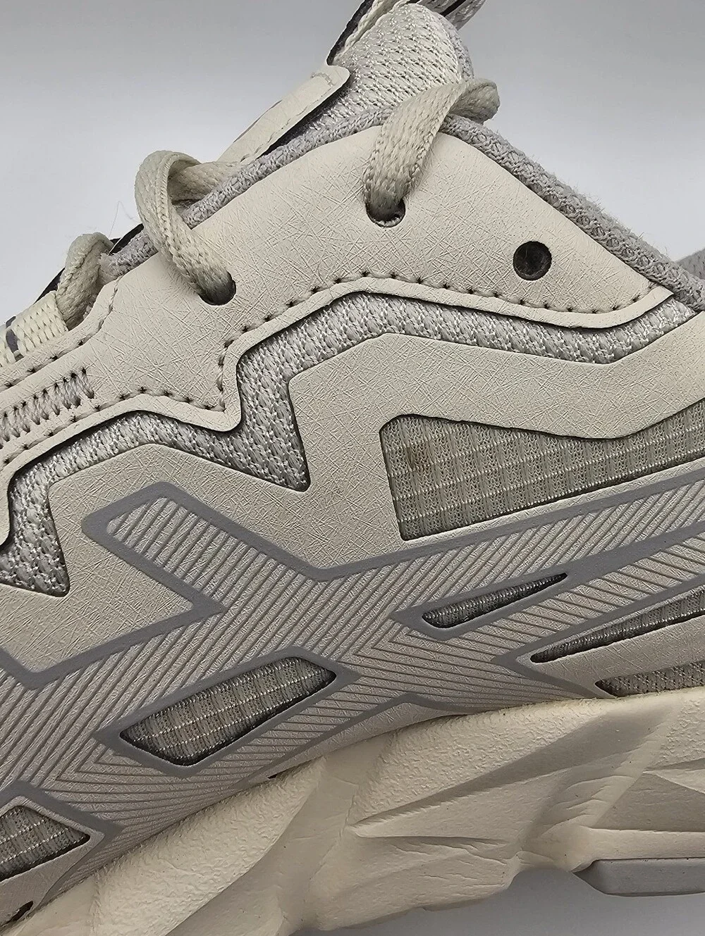 ASICS Women's GEL-QUANTUM 90 Sportstyle Sneakers Size 10, SMOKE GREY/CREAM